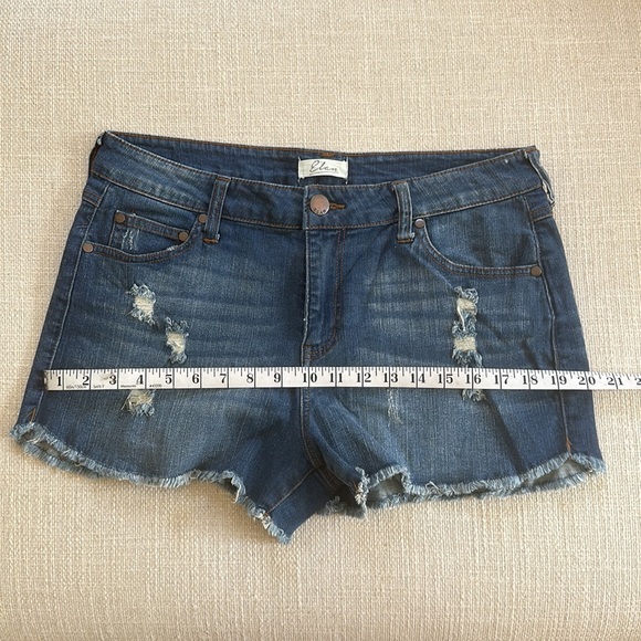 Elan distressed stretch fringe jean shorts Size Large - Picture 5 of 5